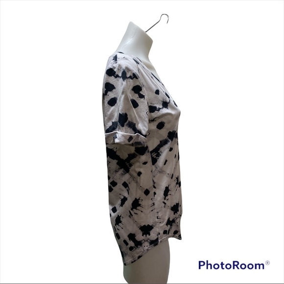 Lululemon V-Neck Short Sleeve Cow Print/Black and White Tie Dye Print Tee - Picture 2 of 4